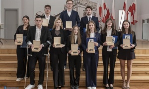 Rekordowe średnie: maturzyści z 1 LO w Legnicy zakończyli rok (FOTO)