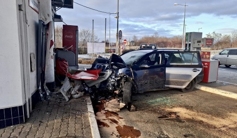 Wjechał w dystrybutor celowo?