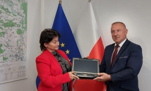 Gmina Rudna podarowała pogotowiu ratunkowemu tablet