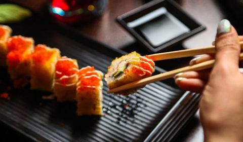 Jak podać gotowe sushi, by zrobiło wrażenie na gościach?