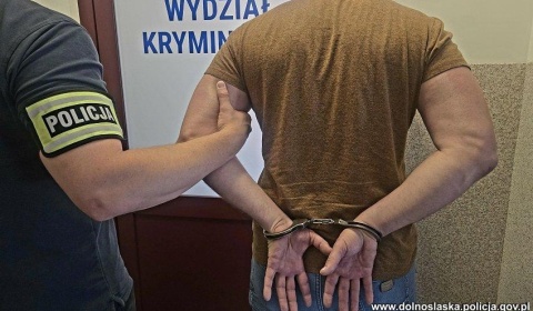 Zatrudnił się w salonie gier aby go...okradać