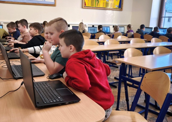  Lekcje na lepszych komputerach. Złotoryjscy uczniowie skorzystają też z pracowni AI 