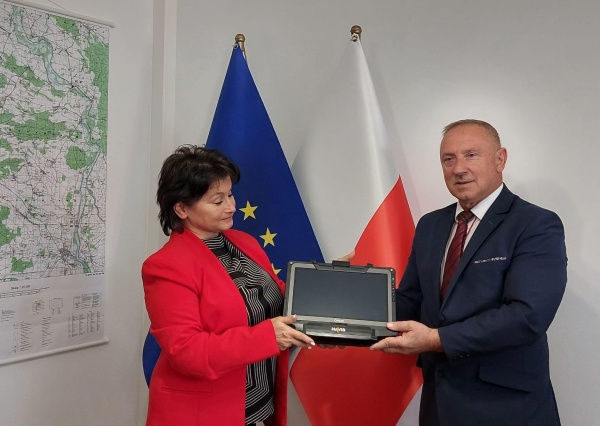 Gmina Rudna podarowała pogotowiu ratunkowemu tablet