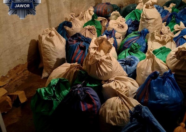Ponad 850 kilogramów nielegalnego tytoniu i narkotyki. Sukces jaworskich kryminalnych
