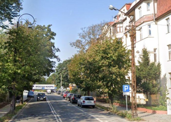 Rozpadające się fundamenty lamp budzą niepokój. Radny domaga się pilnej interwencji