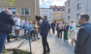 Wiata śmietnikowa w podwórku? Nie – nawet w pakiecie z parkingiem 