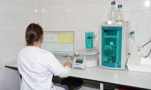 Analizy zamiast 5 dni trwają 40 minut. Nowy sprzęt w laboratorium Legnickich Wodociągów