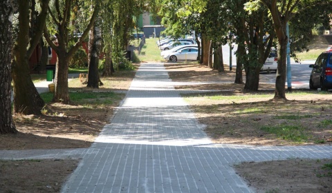 Chodnik i nowe przejście dla pieszych przy Sikorskiego w Chojnowie już gotowe
