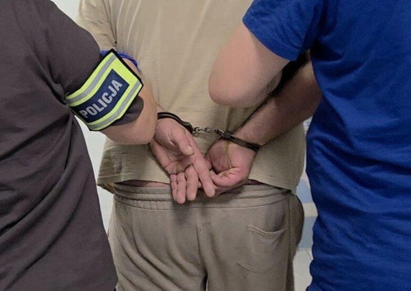 Zajechał drogę i wysiadł z maczetą. Chwilę później rzucił się do ucieczki. 