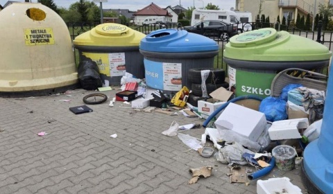 Bałagan przy PSZOK-ach i kontenerach na odzież. Radny ma dość !