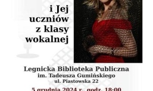 Patrycja Kamola na scenie Legnickiej Biblioteki