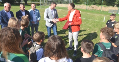 Znalazły się pieniądze na remont boiska po wylaniu Kaczawy. O basenie cicho sza...