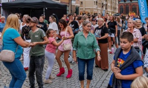 Klubowa noc na Rynku. Legniczanie zatańczyli na pożegnanie wakacji (FOTO)