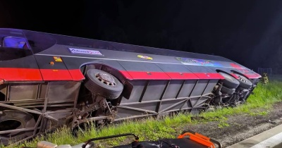 Wypadek na A4. Autokar z pasażerami wypadł z jezdni i wpadł do rowu. Są poszkodowani