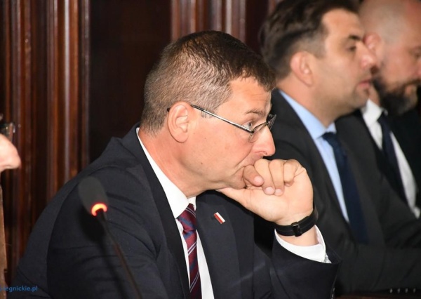 Uwaga pod nogi! Mieszkańcy alarmują, a konkretnego terminu napraw brak