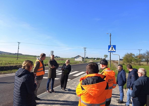 Bezpieczniej w Chobieni. Przebudowa drogi i budowa chodników zakończona