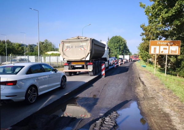  Przystanek na Legnickiej zmienił lokalizację – czasowo. Miejskie elektrobusy mogą mieć opóźnienie 
