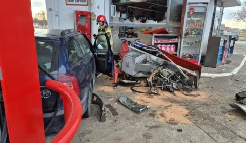 Wjechał w dystrybutor przy A4