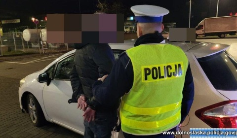 Skończył mu się alkohol, więc pojechał do sklepu. Sęk w tym, że samochodem i kompletnie pijany