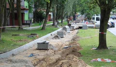 Trwa przebudowa ul. Sikorskiego. Powstanie nowe przejście dla pieszych z oświetleniem