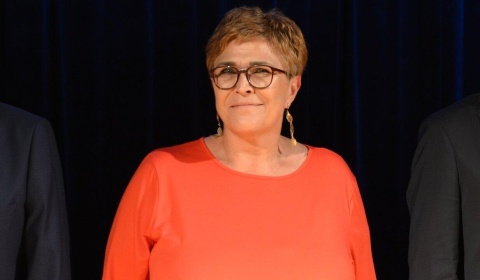  Wygrywa i zostaje na stanowisku dyrektora wiodącej szkoły w regionie