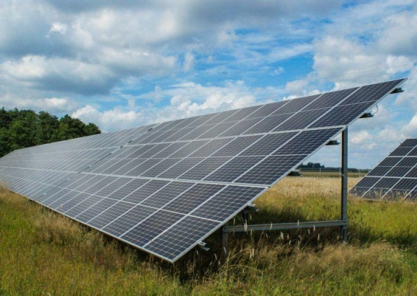 Farma fotowoltaiczna i magazyn energii podzieliły mieszkańców. Emocje po decyzji SKO
