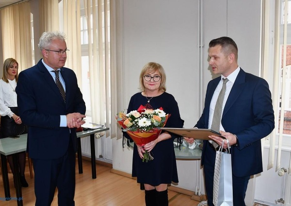 Kwiaty i łzy wzruszenia. Radni pożegnali prezesa szpitala (FOTO)