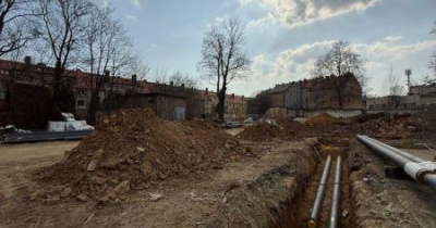 Kontrowersyjna inwestycja w centrum miasta. Rury obniżą wartość działki?