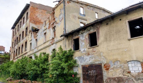 Mieszkańcy mają dość ruin dawnego młyna. Burmistrz zabrał głos po decyzji o umorzeniu sprawy