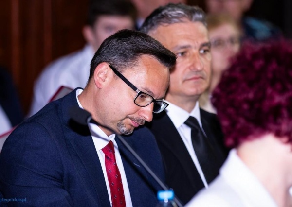 Nadzwyczajna sesja Rady Powiatu Jaworskiego. Radni zajmą się konkursem na dyrektora I LO i sytuacją w DPS