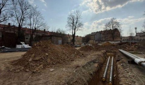 Kontrowersyjna inwestycja w centrum miasta. Rury obniżą wartość działki?