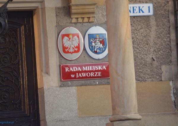 Radni miasta i powiatu zagłosują nad sprzeciwem wobec przymusowej relokacji migrantów. Będzie gorąco?