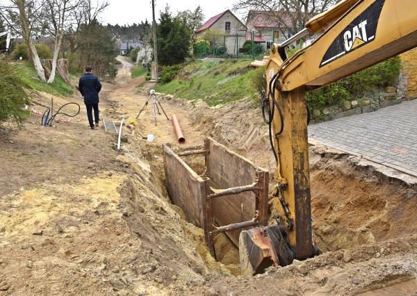 Kanalizują Dziewin, zaczynają odtwarzać drogę (FOTO)