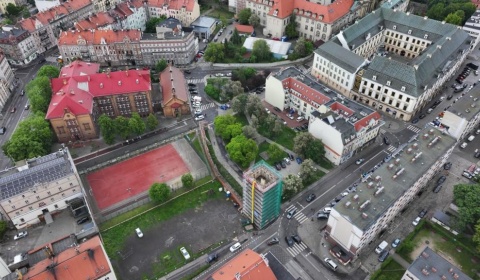 Wieża Bramy Chojnowskiej w rusztowaniach. Prace trwają 