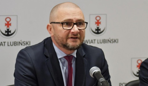 Nowe osiedle bez przejścia. Dzieci muszą nielegalnie przechodzić przez ulicę