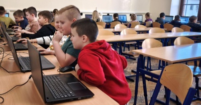 Lekcje na lepszych komputerach. Złotoryjscy uczniowie skorzystają też z pracowni AI 