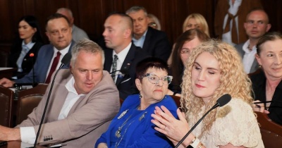 Regionalna Izba Obrachunkowa pokazała radnym opozycji czerwoną kartkę. E.Bera triumfuje