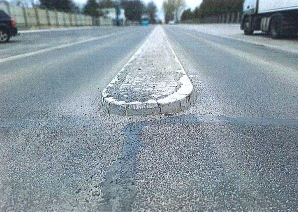 Kierowcy nie trafią w drogę… Niewidoczne krawężniki i widoczny problem