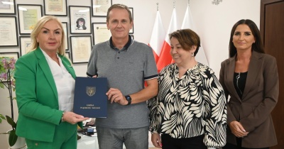 Bezpieczniej przy szkole w Budziszowie Wielkim. Gmina podpisała umowę na budowę wyniesionego przejścia dla pieszych