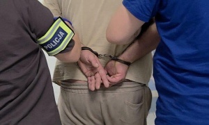 Zajechał drogę i wysiadł z maczetą. Chwilę później rzucił się do ucieczki