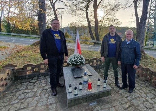 Akcja Nowej Nadziei - sprzątanie miejsca pochówku polskich żołnierzy