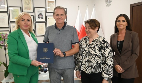 Bezpieczniej przy szkole w Budziszowie Wielkim. Gmina podpisała umowę na budowę wyniesionego przejścia dla pieszych