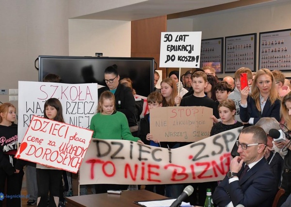 Radni R.Raczyńskiego likwidują szkołę. Emocje na sesji (FOTO)