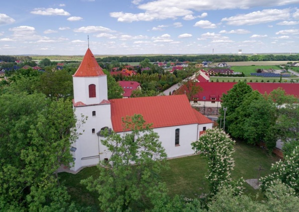 Na wieżę kościoła filialnego powrócił historyczny hełm