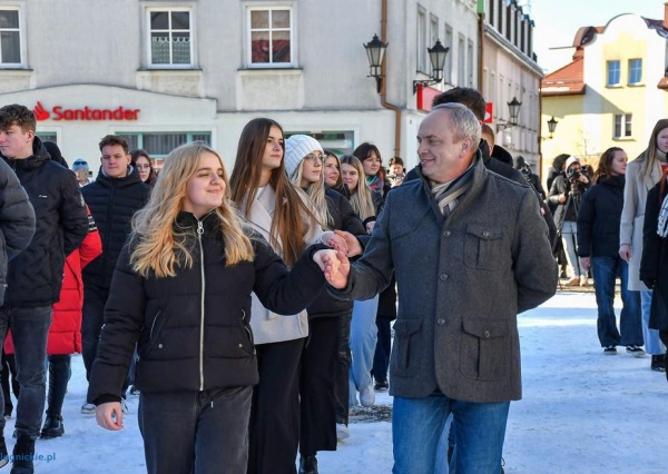 Polonez na śniegu z burmistrzem i starostą (FOTO)