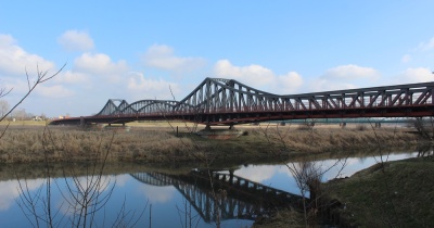 Rusza budowa mostu tymczasowego na Odrze