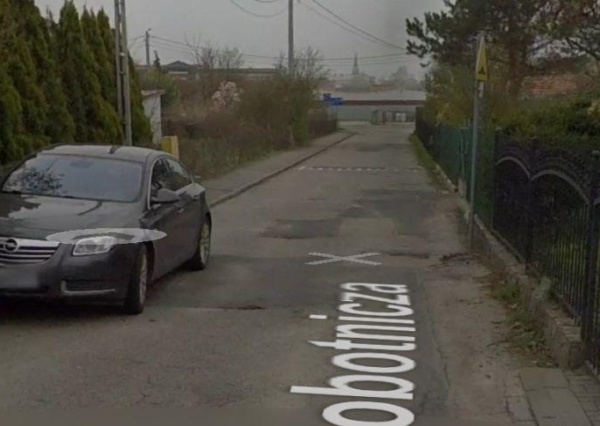 Dziury, pęknięcia i uszkodzone studzienki. Strach jechać przez Robotniczą