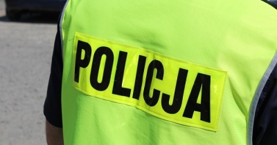 Pakunek z migającą diodą pozostawiony przed sklepem