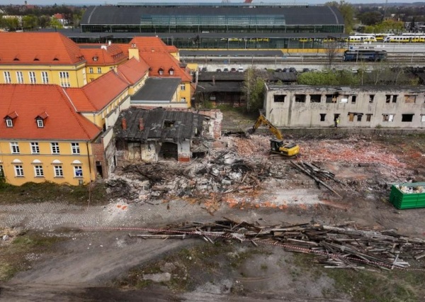 Przy dworcu w Legnicy powstaje nowoczesne centrum przesiadkowe