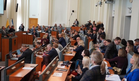 Marszałek P.Gancarz i zarząd bez absolutorium. Bo Koalicja Obywatelska przez 8 godzin liczyła szable...